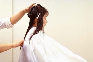 押上の美容院で希望のヘアスタイルにする